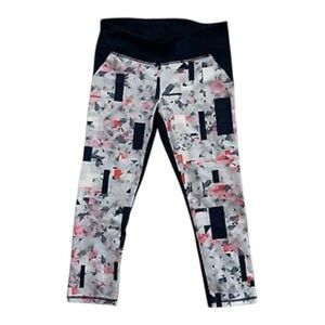 NWOT Under Armour Heat Gear, size Large capris